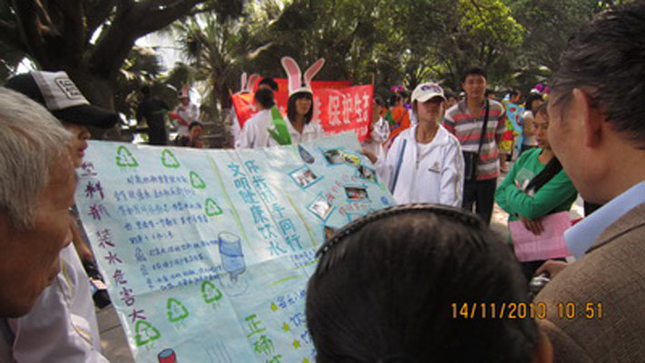 学生正在向市民宣讲健康饮水知识