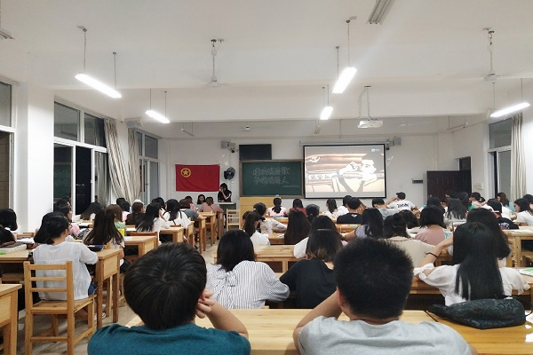 支部成员观看影片.jpg