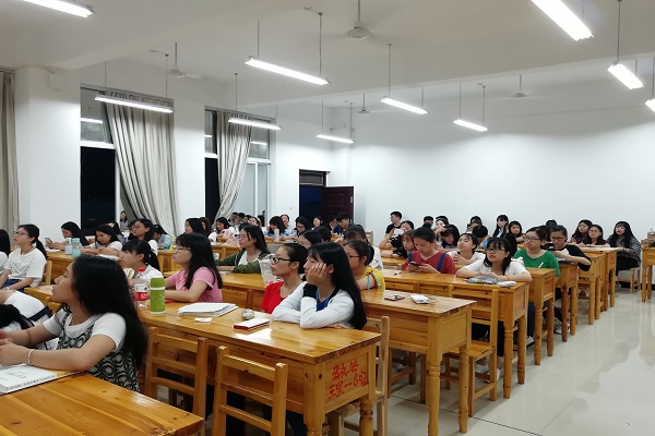 同学们认真观看视频.jpg