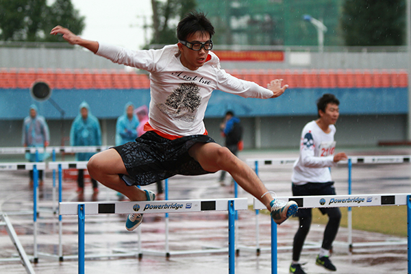 雨中跨栏（大学生通讯社 蓝于非 摄）