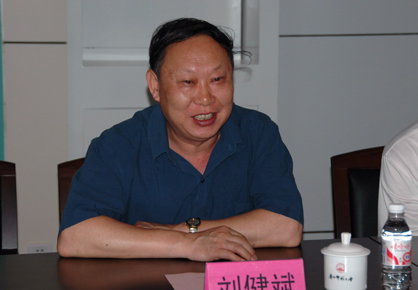 我校副校长刘健斌发言。