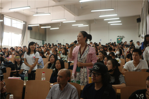 图4 设计学院学生与桑野阳平先生交流互动.jpg