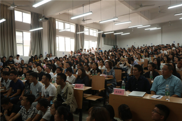 图3讲座现场.jpg