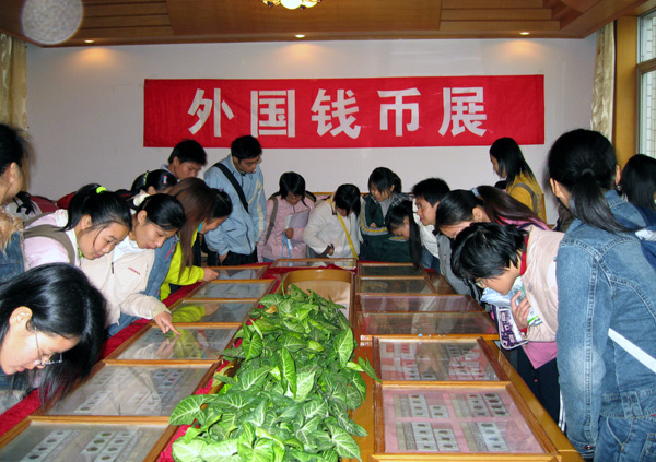 参观的学生在钱币前驻足良久。