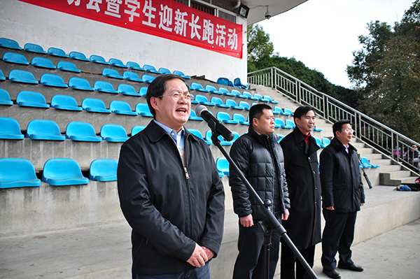 校党委副书记唐仁郭讲话