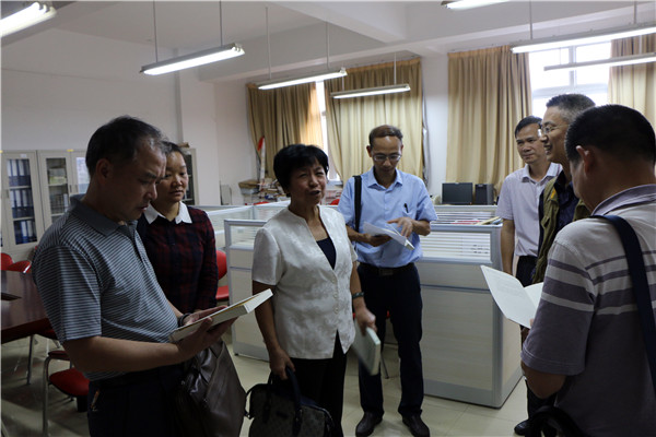 实地考察马克思主义学院的集体备课室、备课资料.jpg
