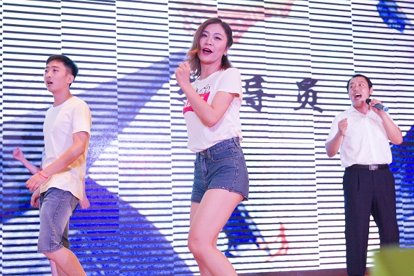 辅导员倾情献上《嘿嘿》.JPG