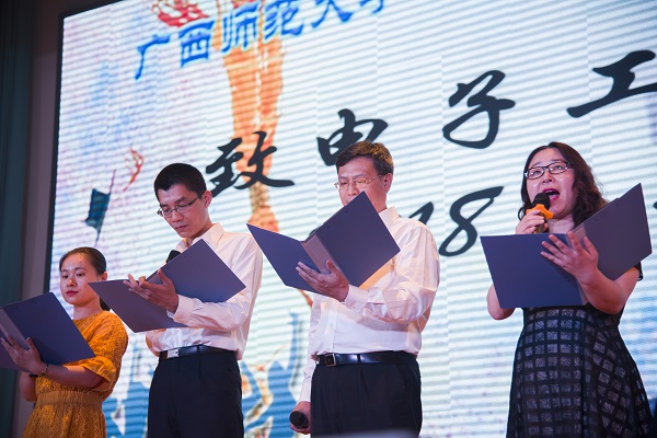 校领导诗朗诵.JPG