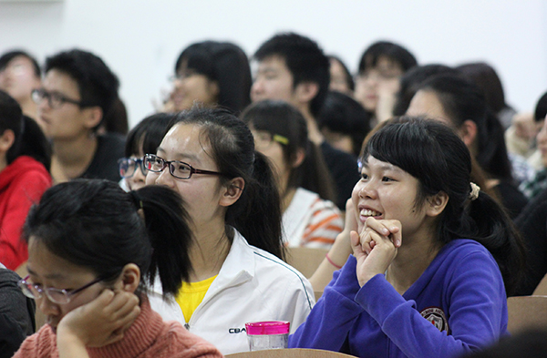 学生记者被老师们精彩的讲解吸引