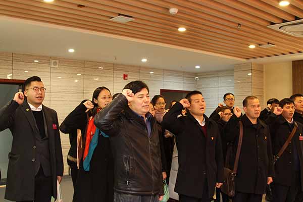 _0000_2.莫书记带领大家重温入党誓词.jpg _0000_2.莫书记带领大家重温入党誓词.jpg