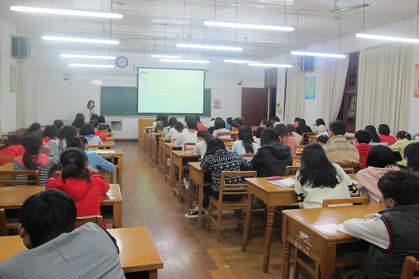 同学们聚精会神听宁老师讲课