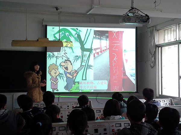 同学们以丰富多彩的内容讲解环保公益活动