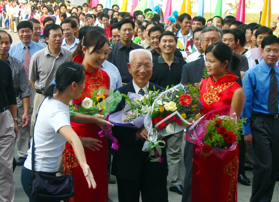 2003年11月6日，我校师生热烈欢迎田家炳回校（资料图）