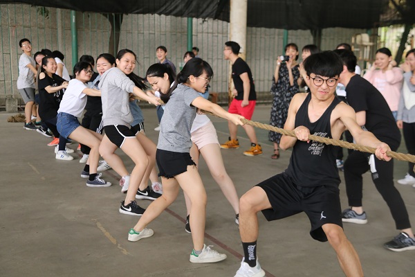 同学们参与拔河比赛.JPG 同学们参与拔河比赛.JPG