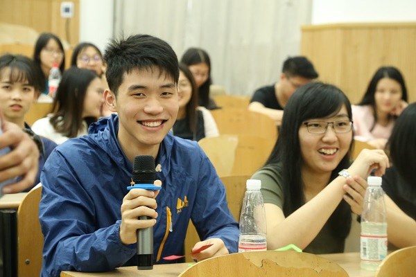 香港同学积极参加互动环节.JPG 香港同学积极参加互动环节.JPG