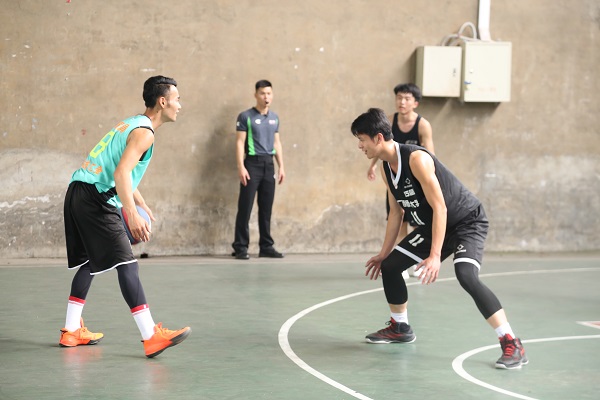 篮球友谊赛双方势均力敌.JPG 篮球友谊赛双方势均力敌.JPG