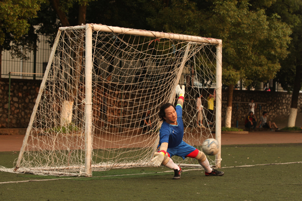本届比赛年龄最大的参赛队员王可大教授(60岁)英姿