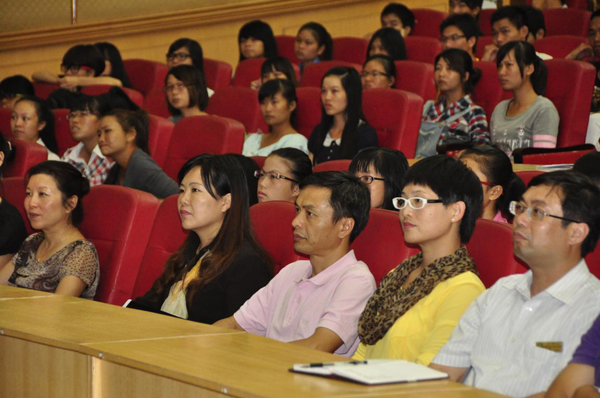 职师学院师生认真聆听报告会