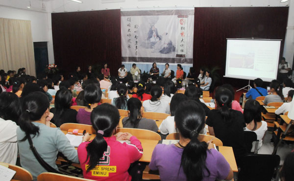 “女大学生素养”系列讲座师生见面会现场。