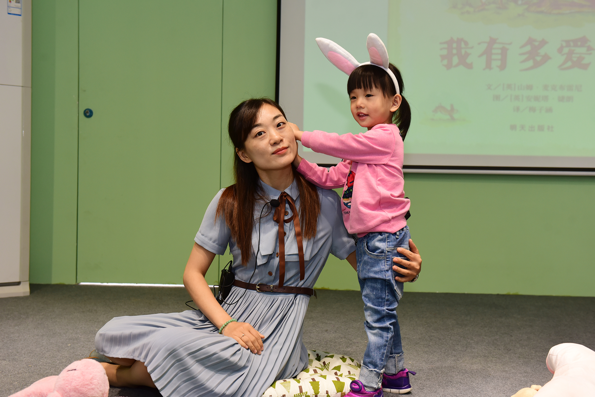 亲子绘本剧《猜猜我有多爱你》表演.JPG 亲子绘本剧《猜猜我有多爱你》表演.JPG