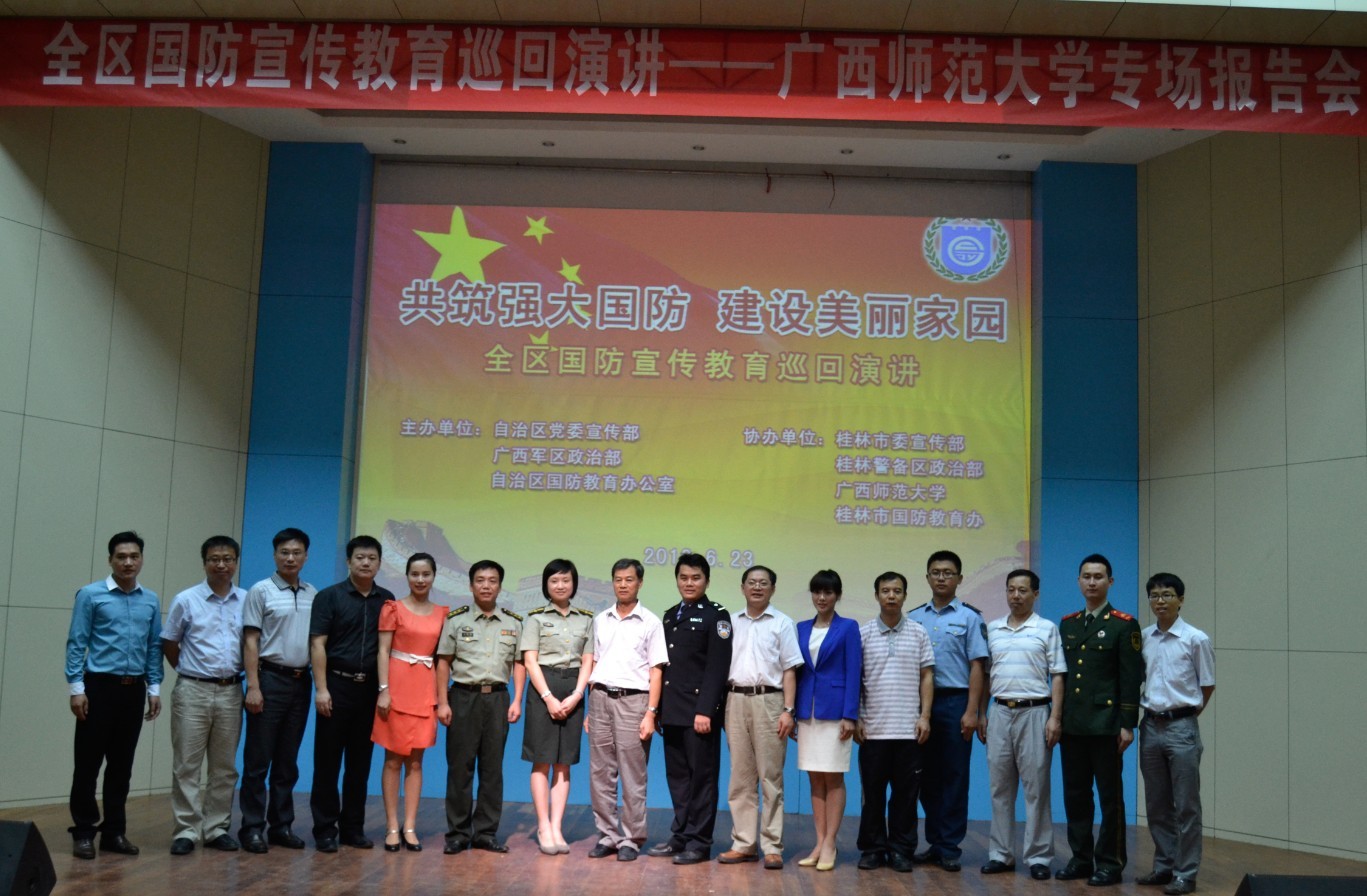 合影留念(大学生通讯社 梁礼曾 摄)