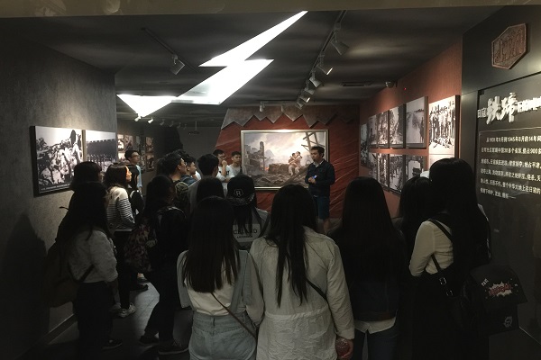 培训班学员进行现场教学