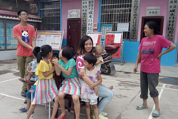 与留守儿童进行抢凳子游戏