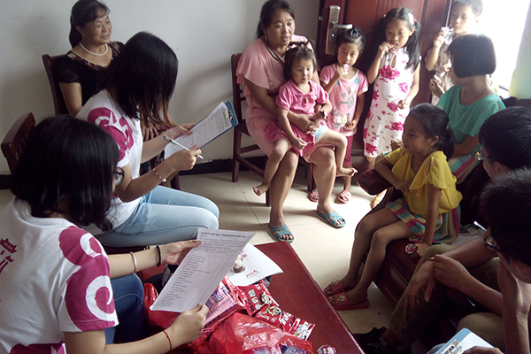 活动人员进行家访