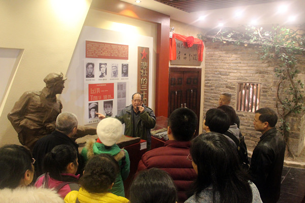 教职工们参观灌阳新圩阻击战陈列馆.jpg