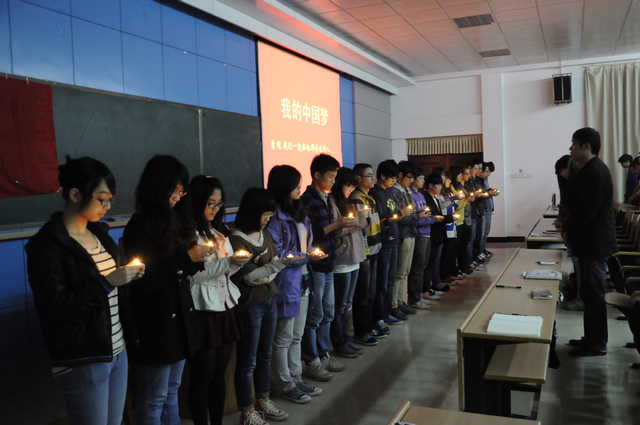 同学们为英烈默哀