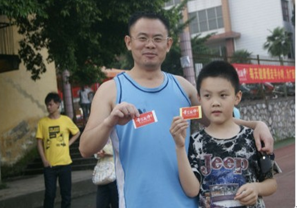 父子俩一起参与爱心慢走活动