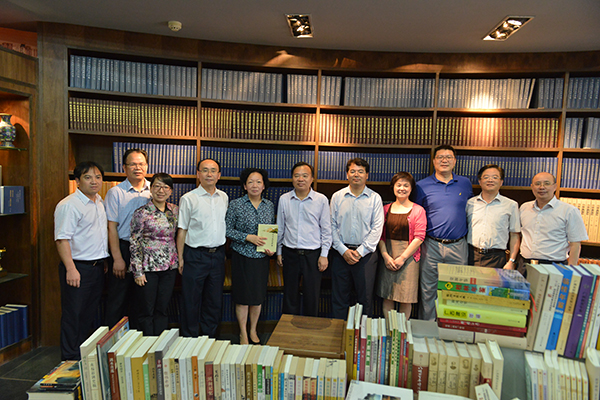 参观出版社后合影