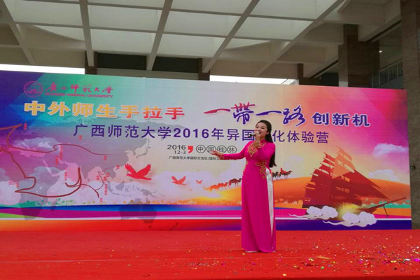 4-央视《星光大道》周冠军、广西艺术学院越南留学生杜氏清花歌曲表演.jpg 4-央视《星光大道》周冠军、广西艺术学院越南留学生杜氏清花歌曲表演.jpg