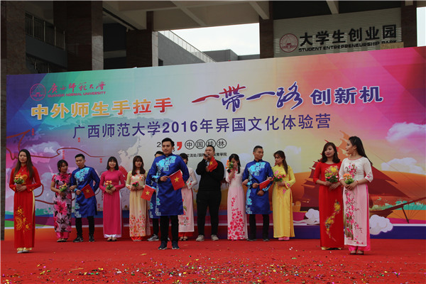 3-越南同学在展示越南服饰文化.jpg 3-越南同学在展示越南服饰文化.jpg