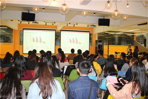 8-越南驻南宁总领馆工作人员为我校师生开展介绍越南及越南投资环境的专题讲座.jpg 8-越南驻南宁总领馆工作人员为我校师生开展介绍越南及越南投资环境的专题讲座.jpg