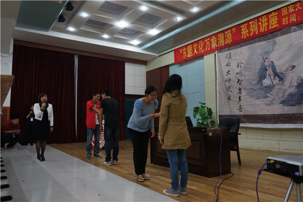 同学们感受各国文化礼仪