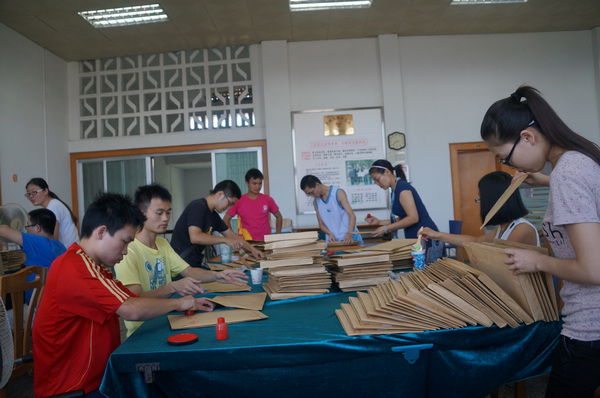 检查核对归档的2013届毕业生档案