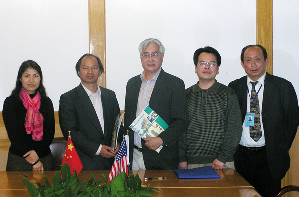 我校副校长易忠教授（左二）会见陈瑞华教授（左三），并代表学校与之签订合作协议。