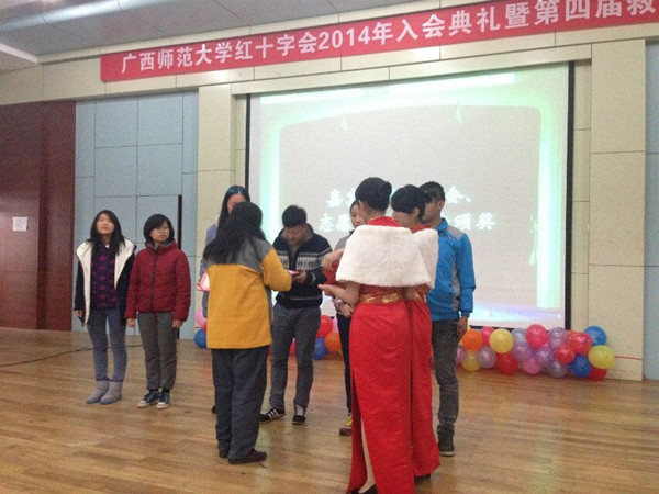 评委为获奖参赛队颁奖