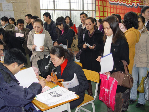 招聘会现场。