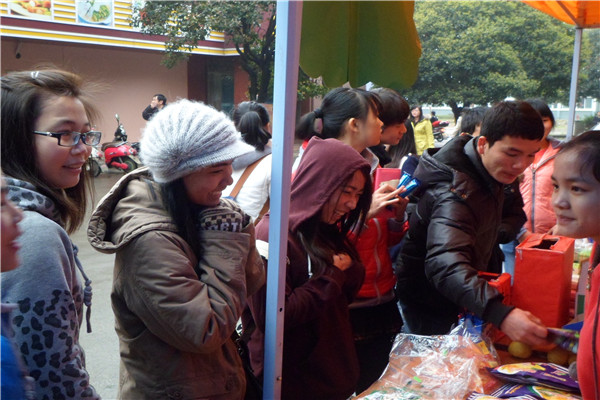 奉献爱心的外国友人