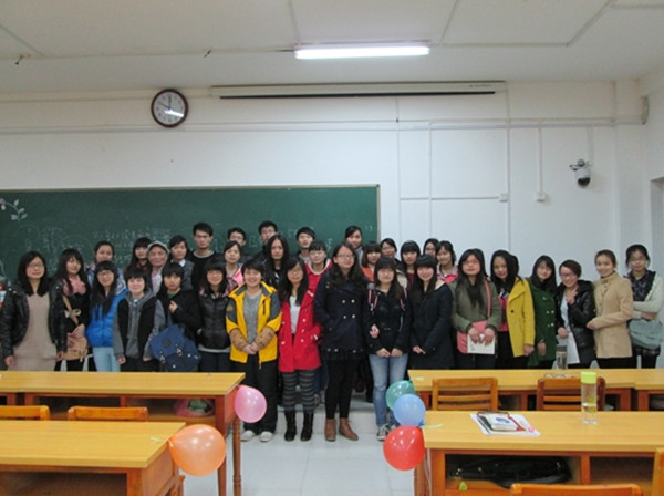 同学们在现场合影留念