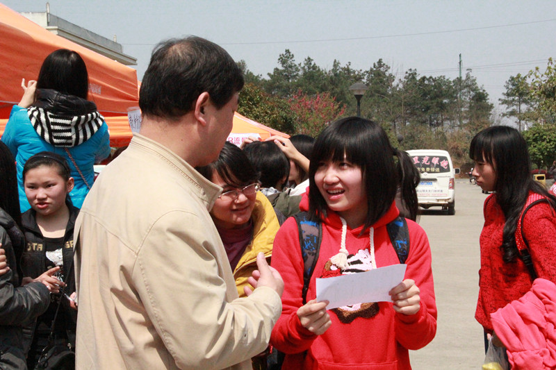 志愿者们在宣传义卖活动