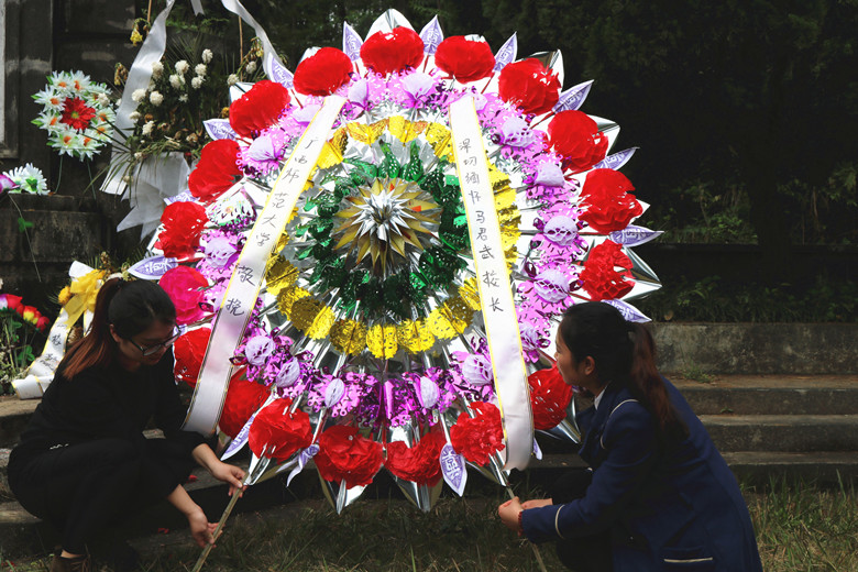 获奖学生代表向马君武校长敬献花圈_副本.jpg
