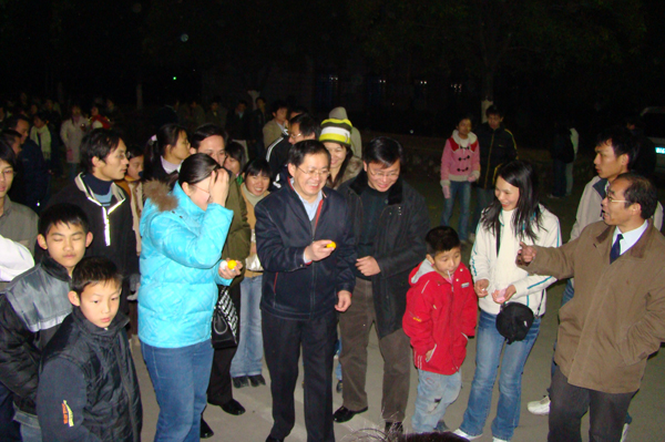 校领导与学生同乐。