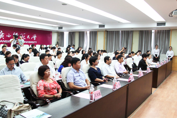 学员们认真聆听讲座