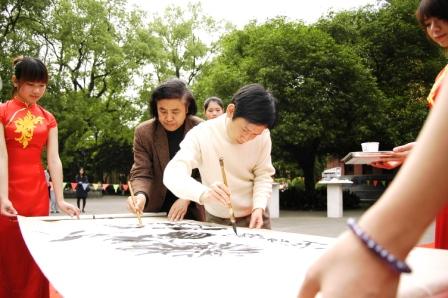 张景鸿与唐长兴老师在开幕式现场合作书画