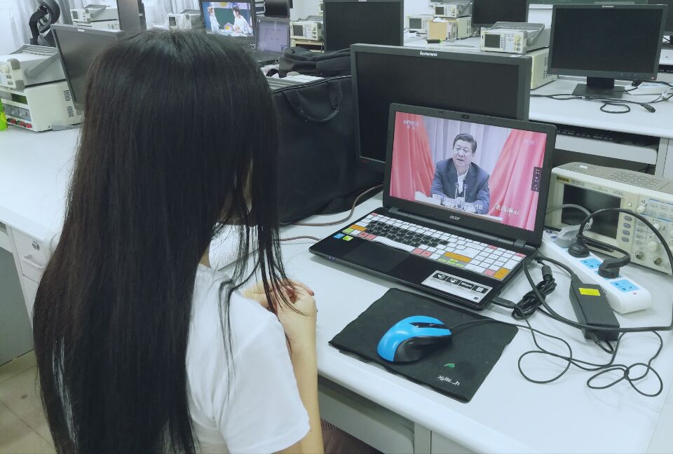 在实训室收看学习2.jpg
