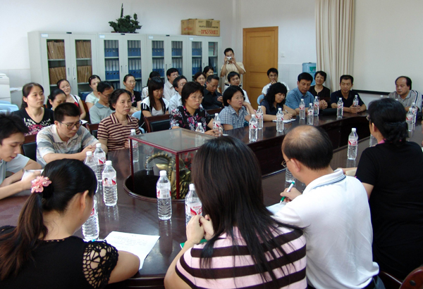 与学院党员到兄弟院校考察学习。