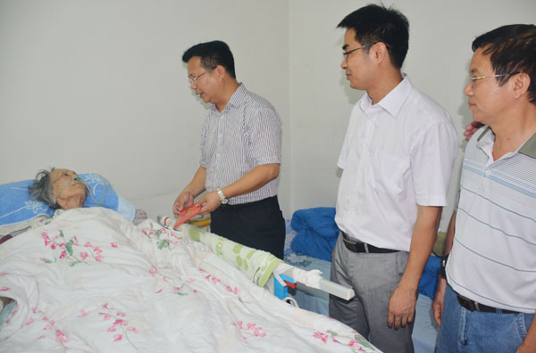 覃卫国副校长率队在老党员卢毓珍家中慰问